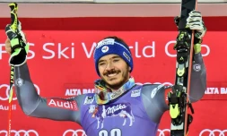 La joie du Français Cyprien Sarrazin sur le podium après sa victoire en slalom géant parallèle à Alta Badia, le 19 décembre 2016