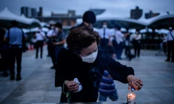 Une visiteuse du mémorial de Hiroshima brûle de l'encens pour honorer les victimes de la bombe atomique, le 6 août 2020