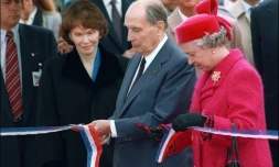 Le président François Mitterrand (c) et la reine Elizabeth II d'Angleterre (d) coupent le ruban symbolique au terminal de Coquelles, dans le Pas-de-Calais, lors de l'inauguration du tunnel sous la Manche, le 6 mai 1994