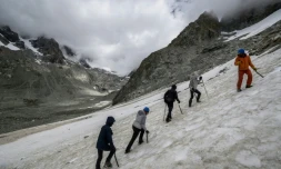 Des randonneurs lors d'une session d'entraînement sur un glacier dans le massif des Ecrins à  Saint-Christophe-en-Oisans, en Isère, le 8 juillet 2025 