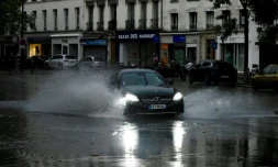 Une voiture dans une rue inondée par de fortes pluies, à Paris, le 18 juin 2023