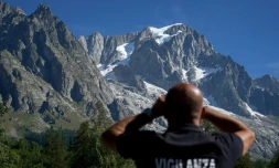 Surveillance de l'évolution du glacier de Planpincieux à Courmayeur (Italie), le 8 août 2020 dont un gros bloc menace de s'effondrer
