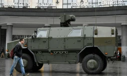Un véhicule militaire passe devant la station centrale à Bruxelles, le 21 novembre 2015