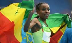 L'Ethiopienne Almaz Ayana médaillée d'or sur le 10.000 m fait le tour du stade olympique à Rio après son succès le 12 août 2016  