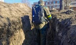 Un volontaire dans une tranchée à Kiev, le 28 février 2022