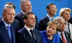 Le chef de la diplomatie américaine Mike Pompeo (c, 2e rang) le président turc Recep Tayyip Erdogan, le président français Emmanuel Macron et la chanceliÚre allemande Angela Merkel lors d'un sommet sur la Libye, le 19 janvier 2020 à Berlin