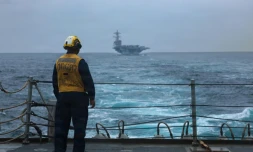 Photo diffusée diffusée par le Commandement central des forces navales des États-Unis, le 9 septembre 2026, montrant un marin américain debout sur le pont d'envol du destroyer lance-missiles de classe Arleigh Burke USS Mason, le 4 septembre 2026 en mer
