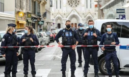 La police bloque l'accès à la basilique Notre-Dame à Nice après un attentat, le 29 octobre 2020