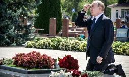 Photo publiée par l'agence de presse officielle Sputnik montrant le président russe Vladimir Poutine au mémorial du massacre de Beslan, dans le sud-ouest de la Russie, le 20 août 2024