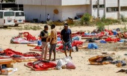Des migrants errent à l'extérieur du centre de détention de Tajoura, dans l'est de la capitale libyenne Tripoli, le 3 juillet 2019