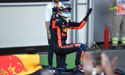 Le pilote Red Bull Daniel Ricciardo vainqueur du GP d'Azerbaïdjan sur le circuit urbain de Bakou, le 25 juin 2017