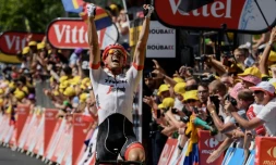 L'Allemand John Degenkolb franchit la ligne d'arrivée en vainqueur lors de la 8e étape du Tour de France le 15 juillet 2018