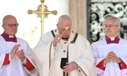 Le pape François célÚbre la messe de Pùques sur la place Saint-Pierre au Vatican, le 17 avril 2022
