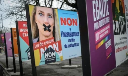 Affiches des partisans et opposants à une loi réprimant les discriminations fondées sur l'orientation sexuelle en suisse.