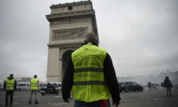 Des "gilets jaunes" devant l'Arc de Triomphe, place de l'Etoile, le 24 novembre 2018 Ă Paris