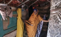 Yurub Abdi Jama, 35 ans, devant sa maison de fortune dans un camp de réfugiés près de Hargeusa (Somalie), le 16 septembre 2021