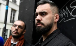 Eric Drouet (D) et son avocat Kheops Lara, à sa sortie de garde à vue, à Paris le 3 janvier 2019