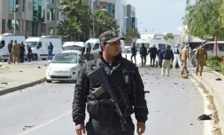 Un policier monte la garde devant les lieux d'un double attentat-suicide visant l'ambassade américaine à Tunis, le 6 mars 2020