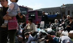 Des ArmĂ©niens ayant fui l'enclave du Nagorny Karabakh attendent sur une place de Goris, le 29 septembre 2023, avant d'ĂȘtre Ă©vacuĂ©s vers d'autres villes armĂ©niennes