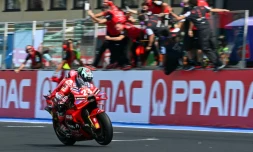 Le pilote italien Enea Bastianini franchit en vainqueur avec sa Ducati la ligne d'arrivée du Grand Prix d'Emilie-Romagne en MotoGP, à Misano, le 22 septembre 2024