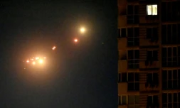 La défense aérienne ukrainienne riposte contre des drones russes au-dessus de Kiev, le 24 mai 2026 en Ukraine