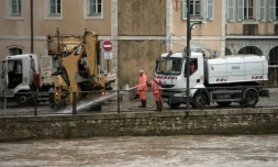Des employés municipaux nettoient les berges de la Nive, au lendemain des inondations à Bayonne, le 11 décembre 2021