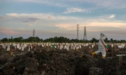 Des tombes de victimes du Covid-19 dans un cimetière de Surabaya, dans l'est de l'île de Java en Indonésie, le 17 juillet 2021