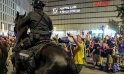 Confrontation entre un policier monté et un manifestant, lors d'une manifestation à Tel-Aviv pour réclamer un accord de cessez-le-feu à Gaza et le retour des otages du 7-Octobre, le 9 août 2025