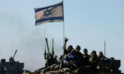 Des soldats israéliens de retour de Gaza dans un convoi blindé à la frontiÚre en Israël et le territoire palestinien le 15 janvier 2024