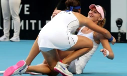 Kristina Mladenovic et Caroline Garcia tombent dans les bras l'une de l'autre aprĂšs leur victoire en finale de la Fed Cup sur les Australiennes Ashleigh Barty et Samantha Stosur, Ă Perth, le 10 novembre 2019