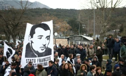 Un portrait d'Yvan Colonna lors d'une manifestation de soutien Ă Corte, le 6 mars 2022 en Haute-Corse
