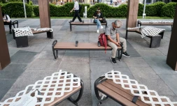 Des bancs interdits d'accès à Hong Kong pour éviter la contamination au coronavirus le 15 juillet 2020