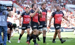 Le capitaine du RCT Guilhem Guirado (balle en mains), auteur d'un essai Ă Toulouse, le 11 septembre 2016