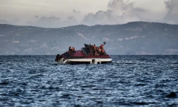 Des migrants et réfugiés appellent à l'aide alors que leur bateau est en train de couler prÚs des cÎtes de l'ßle grecque de Lesbos, le 30 octobre 2015 en mer Egée