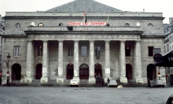 Bien qu'occupé, le théâtre de l'Odéon à Paris est "ouvert" proclame une banderole tendue par les étudiants contestataires qui occuperont l'établissement pendant 30 jours