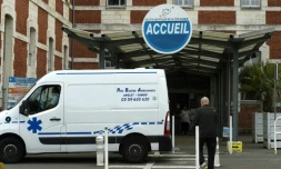 Une ambulance devant l'entrée d'un hôpital à Bayonne, le 17 août 2021