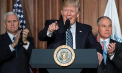Donald Trump, entouré du vice-président Mike Pence et du patron de l'EPA Scott Pruitt, au siège de l'Agence de protection de l'environnement (EPA) le 28 mars 2017 à Washington