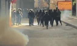 Cette capture d'une video UGC diffusée sur les réseaux sociaux montre des forces de l'ordre iraniennes dispersant des manifestants dans le Grand bazar de Téhéran le 6 janvier 2006