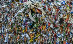 Des piles de déchets plastiques collectés près des usines de recyclage de plastique dans le district de Kartepe à Kocaeli en Turquie, le 11 mai 2022