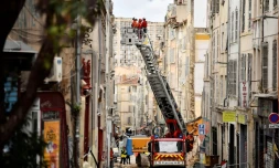 Les pompiers inspectent des immeubles Ă Marseille le 10 novembre 2018