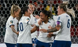 L'attaquant anglaise Lauren James (c) félicitée par ses coéquipiÚres aprÚs l'un de ses deux buts contre la Chine, au Mondial, le 1er août 2023 à Adelaïde