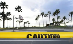 Un terrain de basket fermé à Venice Beach, Los Angeles, le 10 avril 2020 en Californie