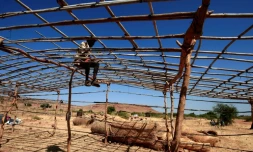 Une hutte en cours d'installation dans le camp d'Oum Raquba, au Soudan, pour les réfugiés éthiopiens, le 15 novembre 2020