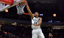 Houston Rockets Giannis Antetokounmpo des Milwaukee Bucks "dunke" face au Houston Rockets en NBA, le 26 mars 2019 à Milwaukee