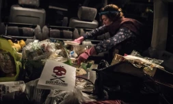 Un membre du mouvement les "Gars'pilleurs" charge un camion avec de la nourriture récoltée dans les poubelles d'un supermarché au sud de Lyon, le 24 septembre 2015