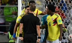 Le capitaine de la Colombie, Radamel Falcao (g), crie contre l'arbitre américain Mark Geiger (de dos) lors du 8e de finale face à l'Angleterre, à Moscou, le 3 juillet 2018