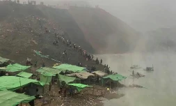 Des sauveteurs recherchent des survivants après un glissement de terrain dans une mine de jade, le 22 décembre 2021 à Hpakant, dans le nord de la Birmanie