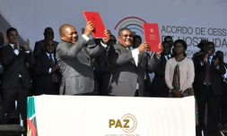 Le président du Mozambique Filipe Nyusi (g) et le leader de la Renamo Ossufo Momade aprÚs avoir signé un accord de cessation des hostilités, le 1er août 2019 à Gorongosa (centre du Mozambique)