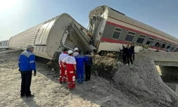 Photo diffusée par le Croissant-rouge iranien le 8 juin 2022 du site d'un déraillement de train près de Tabas, dans le centre du pays