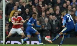 Le milieu offensif de Leicester Riyad Mahrez tente une frappe face à Manchester United, le 1er mai 2016 à Old Trafford
